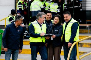Equipo de logística revisando documentación durante operación en zona de carga