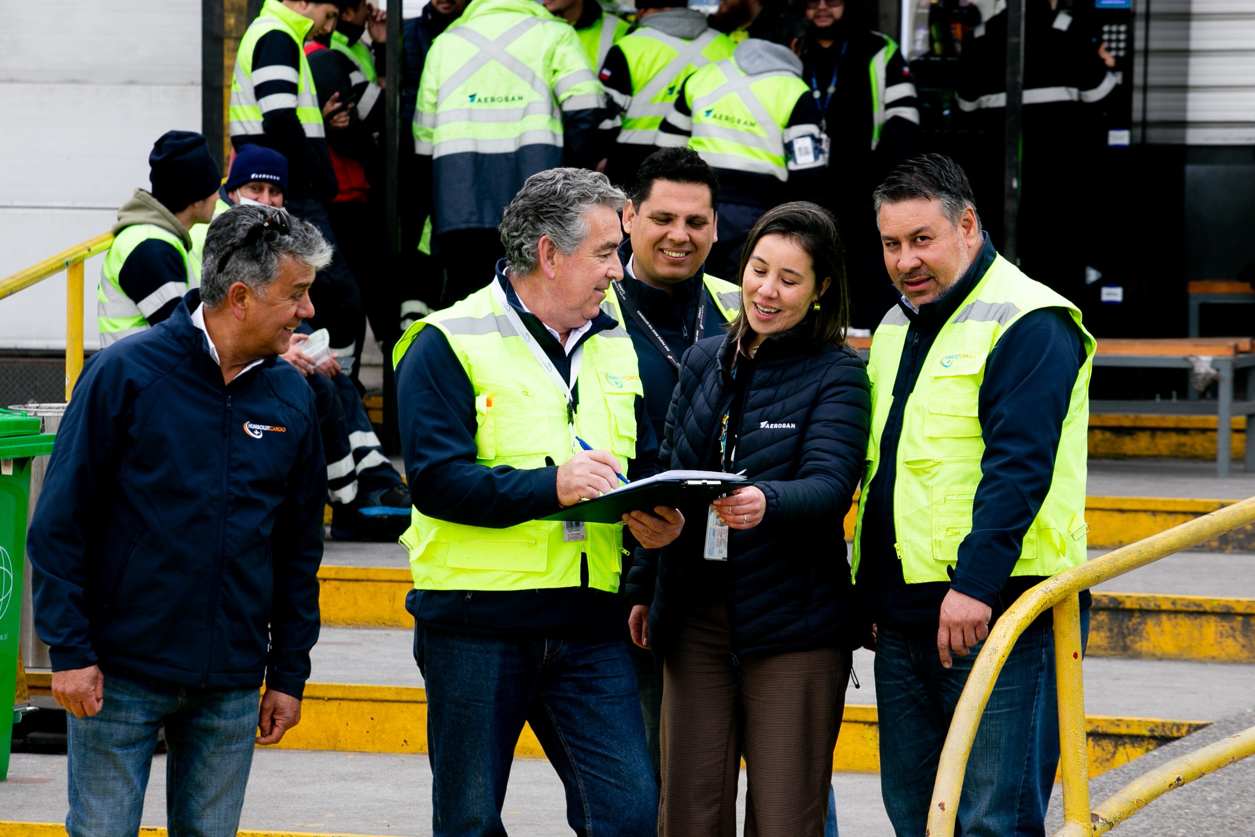 Equipo de logística revisando documentación durante operación en zona de carga